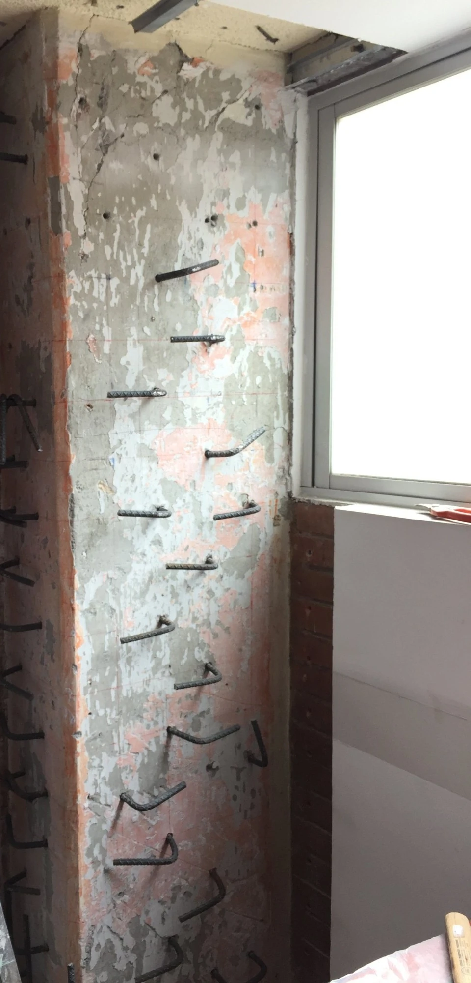 Columna de concreto con anclajes de acero colocados
